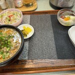 中国料理 頤和園 - 唐揚げ丼が出来上がるまで、酸辣湯麺でも食べててよと
