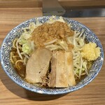 田田 - キャーーー！！！小ラーメン¥880  ニンニクアブラ❤️
            
            麺は250gらしい。
            
            アブラが美味そげヽ(´o｀
            
            
            
            