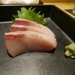 天冨良 麻布よこ田 - お造りはブリ