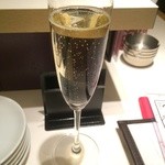 立ち飲みワイン 赤白 - しゅわしゅわシャンパーニュです。