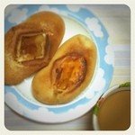 ハニーズベーグル - 朝ベーグル！アップルシナモン(左)とチェダーチキン(右)。モチモチ美味ぁ！！