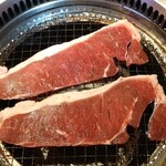 Yakiniku Kingu - 大判上ロース〜和風オニオンソース〜2調理中