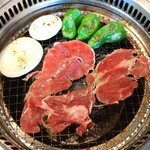 Yakiniku Kingu - 焼きしゃぶみすじとピーマンとたまねぎ調理中