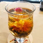 236591336 - お湯を注ぐ可愛い「赤い千日紅の花」の花が開きます。