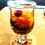 楊貴妃cafe Chinois - お湯を注ぐ可愛い「赤い千日紅の花」の花が開きます。