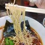 こむぎ - 麺リフト⋯細めの縮れ麺でとても美味しかったです。