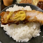 豚屋食堂 - カラシをつけてのパクり