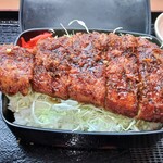 となりのカレー屋さん - 分厚いとんかつに、ソースをくぐらせてあります