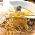 麺屋 雪風 - 定番の西山製麺中太縮れ麺