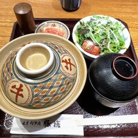 豚捨 KITTE丸の内店 - 牛丼(並) 1,550円＋付け合わせサラダ 230円