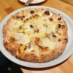 Pizzeria Cafe KOBERTA - アンチョビの乗ったピザ