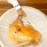 오야마 닭 뼈가있는 복숭아 고기의 콩피 정식
