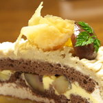 西内花月堂 - ２種類の栗がのって、中のクリームにも栗がたっぷり♪