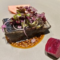 馳走西健一 - ④炭火炙り真鯖(静岡県駿河湾産、サスエ前田魚店、泳がせ)、赤紫蘇マイクロリーフ載せ、荏胡麻マスタードソース敷き、赤蕪ピクルス&ビーツピクルス
                    真っ黒だがレアな火入、手当てが凄く身ブリブリで旨みが強烈 