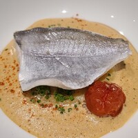 馳走西健一 - ⑤疣鯛(静岡県駿河湾産、サスエ前田魚店、泳がせ)、馬鈴薯(銘柄名:きたあかり)ピューレ敷き、2時間低温ローストのミニトマト(静岡県産)、甲殻類のビスク風ソース添え
                    蒸した方が疣鯛は綺麗だし身もフワフワ