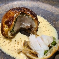 馳走西健一 - ⑦太刀魚(静岡県駿河湾産、サスエ前田魚店、泳がせ)&玉葱の大葉巻きのパイ包み焼き、ブールブラン・ソース
                      泳がせ活〆の保水は天麩羅やパイ包み焼きの様な包んで加熱するとフワフワになり実感し易い 