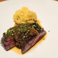 馳走西健一 - ⑧炭火焼き高森和牛ハラミ(山口県岩国産、月齢31ヶ月、沼本カット)、刻み芽葱載せ、薩摩芋(銘柄名:紅はるか)のスイートポテト添え、塩漬け胡椒添え
                    筋や膜を剥いており、雑味やエグみゼロ、軟らかさも別格 