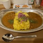 Supaisu Kare Miruzu - 一つ選ぶ二種のカレー+ライス大盛が配膳