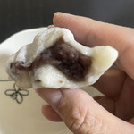 Oiwake Dango - 中のこし餡は、ほのかな甘さで少量。
                        この豆大福の主役は、正しく餅に混ざった豆達である。豆は「北海道産赤えんどう豆」を使用しているようです。
                        旨い(● ˃̶͈̀ロ˂̶͈́)੭ꠥ⁾⁾