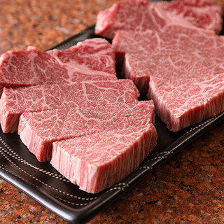 炭火で焼き上げる《和牛ヒレ》《カルビ》で値段以上の美食体験を