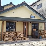 FERRAGOSTO - 外観。釜焼きピザの薪がある♪