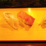 大寿司 - ヒラメのエンガワ（左）