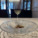 プチレストラン ブーケ・ド・フランス - Alain Pautré Chablisと北寄貝と螺貝はコンソメジュレにカリフラワームースとキャビアとともに