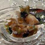 プチレストラン ブーケ・ド・フランス - 北寄貝と螺貝はコンソメジュレにカリフラワームースとキャビアとともに