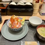 築地 海鮮丼 大江戸 - いただき丼