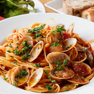 7つの穀物を生地に練り込んだ芳ばしい自家製ピザ・パスタを堪能