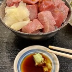 大衆酒場 まる富 - 醤油にワサビを溶いて