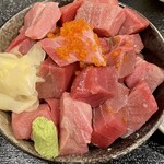 大衆酒場 まる富 - 400gメガマグロ丼