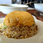 Beni Kujiyaku - 卵焼きが帽子のような卵チャーハン