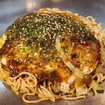 Goemon - 肉玉そば(税込900円)
                        ・茹で生中太麺(磯野製麺所)
                        ・オリジナルお好みソース
                        ・焼き方:押さえない
                        ・焼き上がりの形:少し乱れた焼き上がり
                        ・鉄板又はお皿で食べるのがスタンダード