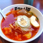 Yakiniku Reimen Yamanakaya - けどやっぱり辛み投入(*σ´ｪ｀)σ茹で卵、チャーシュー、カクテキ、きゅうり、リンゴ入り✨リンゴは薄いスライスではなく、6等分位の大きめカットですΣ(･ω･ﾉ)ﾉ