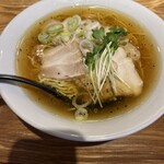 Menya Sado Tomo - 醤油らー麺¥700  チャーシュー¥200