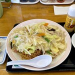 リンガーハット - 料理写真:野菜たっぷり皿うどん・ぎょうざ3個