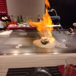 en - 我々の鮑を見て、次の鮑が同じくフランベされてます