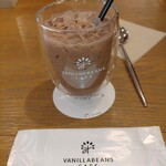 VANILLABEANS - アイスミルクショコラッテ⋯かなり濃厚なチョコレートのドリンクで美味しいけど、普通のコーヒーや紅茶の方がフォンダンショコラと合うかも(←注文の時、店員さんにも濃厚だからと他のドリンクを薦められた)