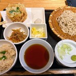 ソバキチ - 紅ずわいがにのかき揚げ天蕎麦と鶏肉の五目炊き込みご飯