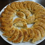 満腹 - １５００えん　円盤餃子一皿(３０個) 2013.12