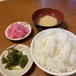 埼玉漁港 海鮮食堂 そうま水産 - ご飯、漬物、味噌汁