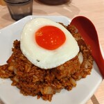 らーめん 七彩飯店 - ソース炒飯に目玉焼きトッピング