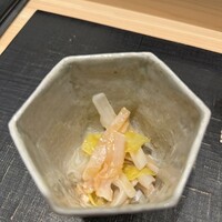 吉凰 はなれ - 白ミルガイと山菜うるいの和物　「うるい」は初めていただく