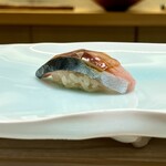 鮨 なんば - 七尾産鯖　板昆布のうま味と甘味が程よく〆られた鯖と一体に