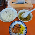 白龍 - 中華定食（ごはん、沢庵、キムチ、ワカメスープ）