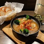 えびとブロッコリーのアヒージョ