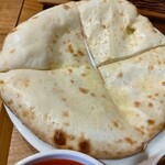 カレー&糀ダイニング 空とぶぞう - チーズナン