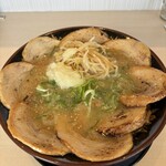 大分ラーメン十八番 - 十八番らーめんバリカタ　無料トッピングのおろしニンニクともやし最高‼️