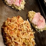 いくま - 納豆キムチ（手前）豚肉玉（右）黒コショウ玉（奥）